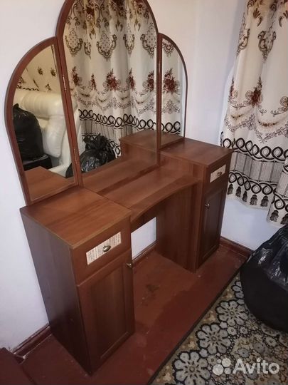 Трюмо с зеркалом бу