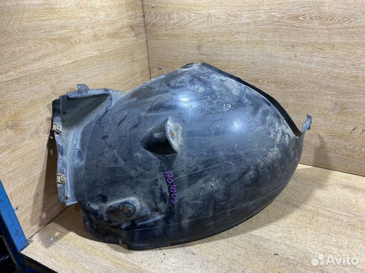 Подкрылок передний правый Mercedes W211 1704205