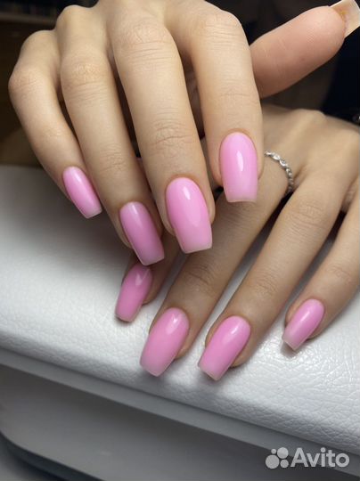 Маникюр и педикюр в салоне