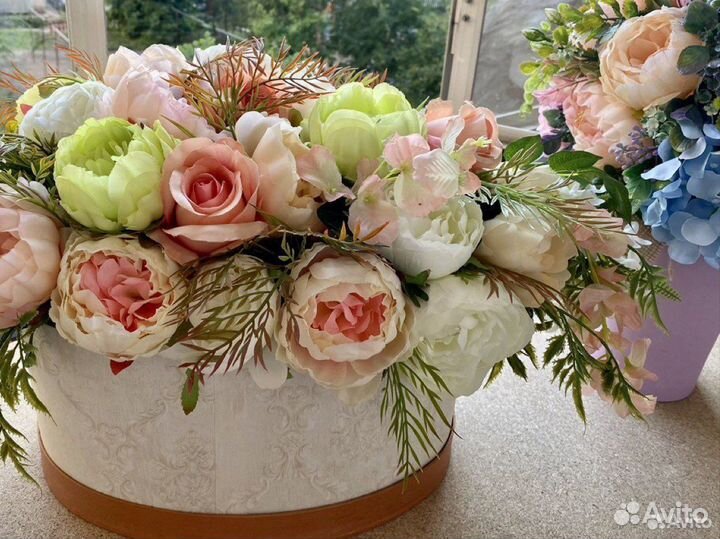 Композиция из искусственных цветов
