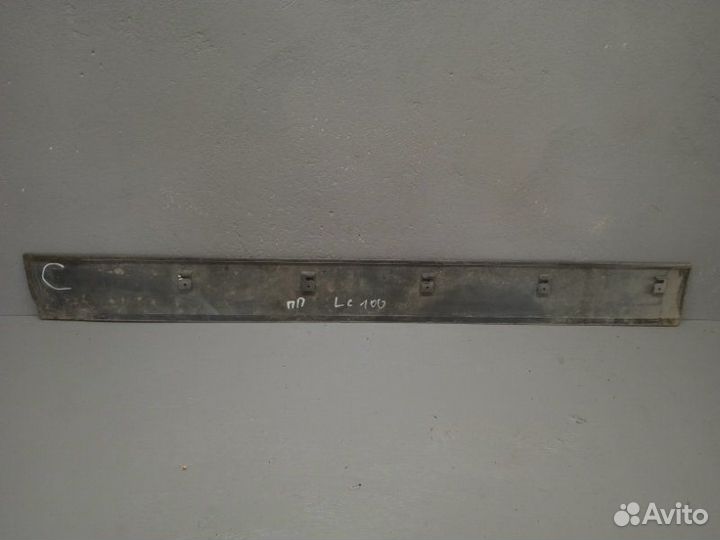 Накладка двери передняя правая Toyota Land Cruiser