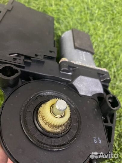 Мотор стеклоподъемника задний левый Audi A8 D3 4.2