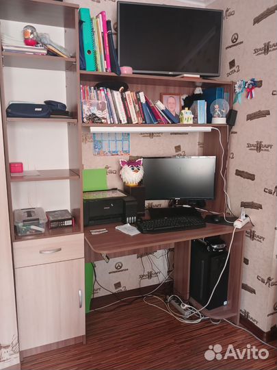 Стол,парта,рабочая зона