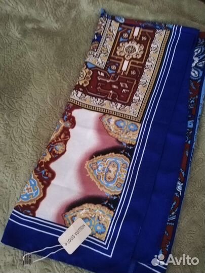 Яркий, красочный платок