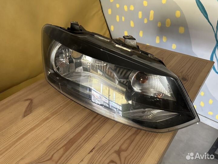 Оригинальная правая фара на VW Polo Mk5