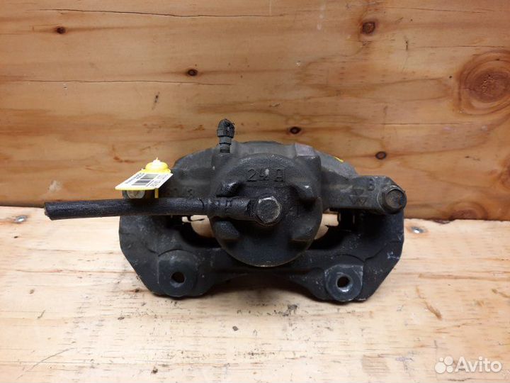 Суппорт передний левый Mitsubishi Dion CR5W 4G93