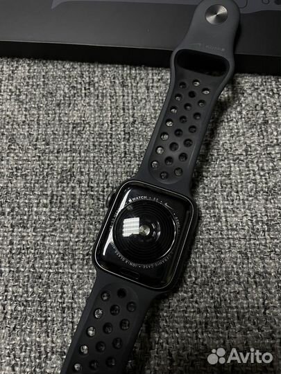 Apple Watch SE 44mm Nike