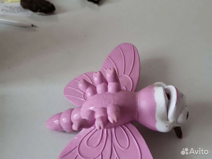 Бабочка пластмассовая и мяч мягкий