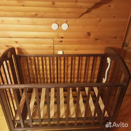 Детская кроватка с маятником