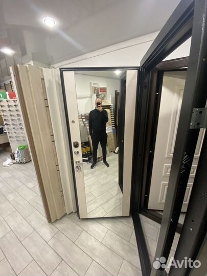 Дверь металлическая с зеркалом