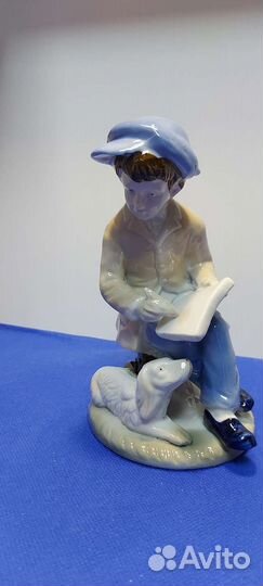 Фарфоровая статуэтка мальчик с собакой