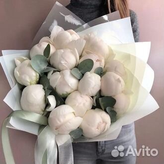 Букет из белых пионов