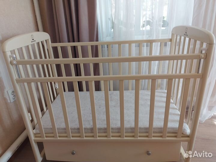 Детская кроватка с маятником и комод