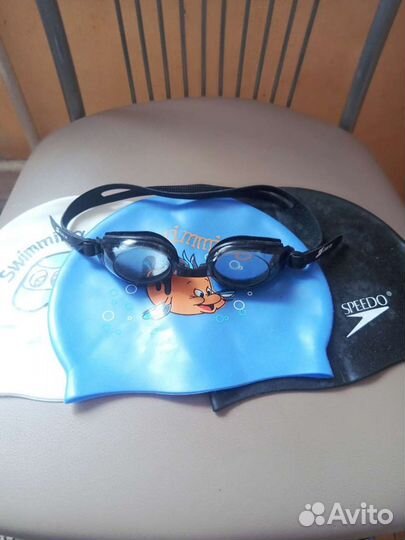 Резиновые шапочки и очки для плавания
