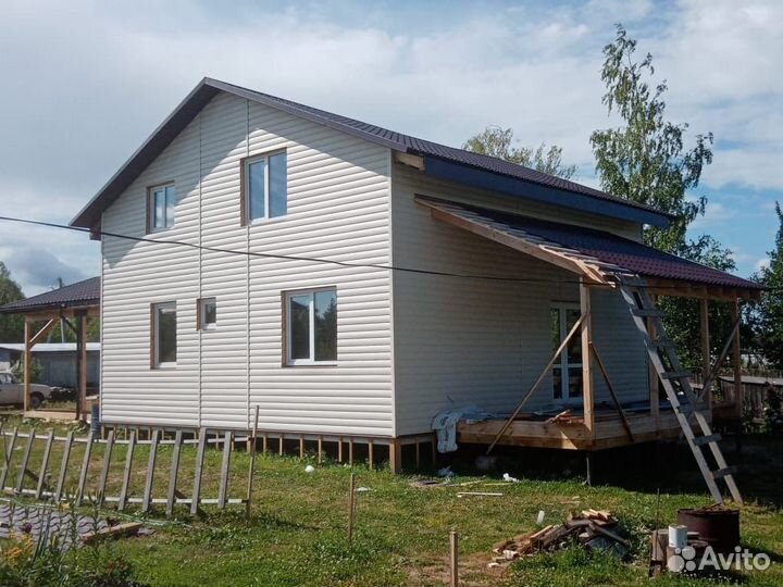 Строительная бригада плотники