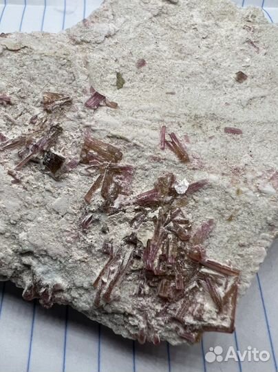 Кристаллы турмалина на пластине полевого шпата