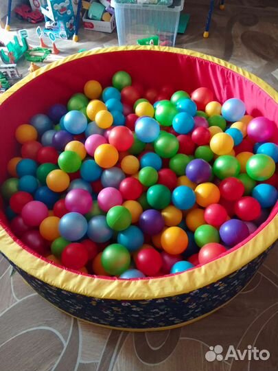 Сухой бассейн с шариками