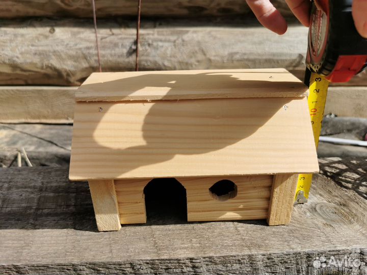 Деревянный домик и прогулочный шар для хомяка