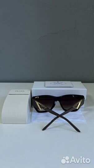 Солнцезащитные очки Prada