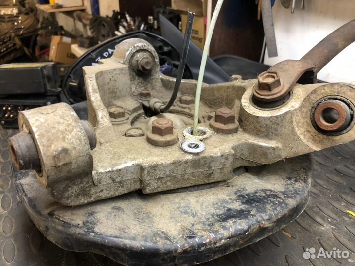 Кулак задний левый Nissan Teana J31 2003-2005