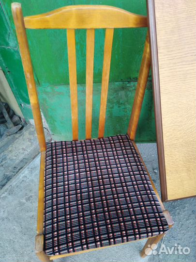 Стол и стулья