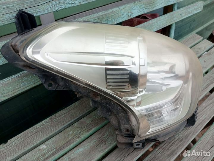 Фара toyota ractis