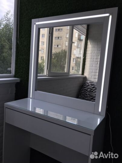 Стол визажиста с зеркалом и подсветкой