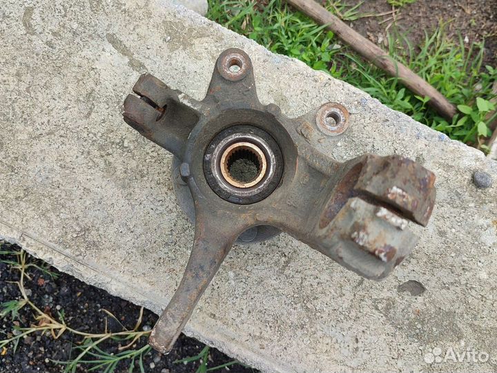 Поворотный кулак левый передний на ford fiesta мк5