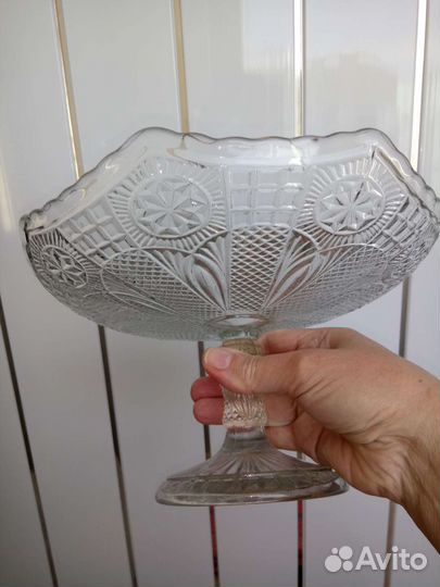 Старинная антикварная ваза на ножке. Фруктовница