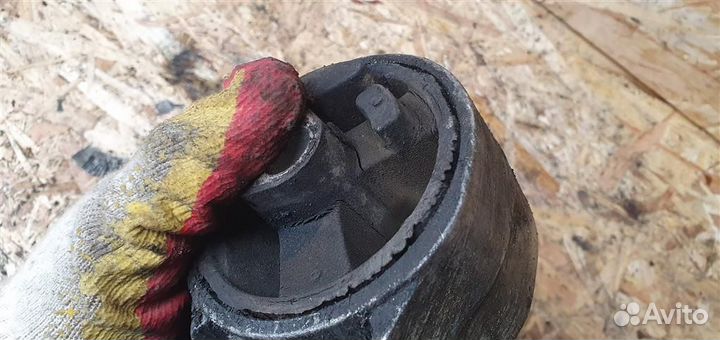 Опора двигателя передняя Opel Astra H 2004-2014