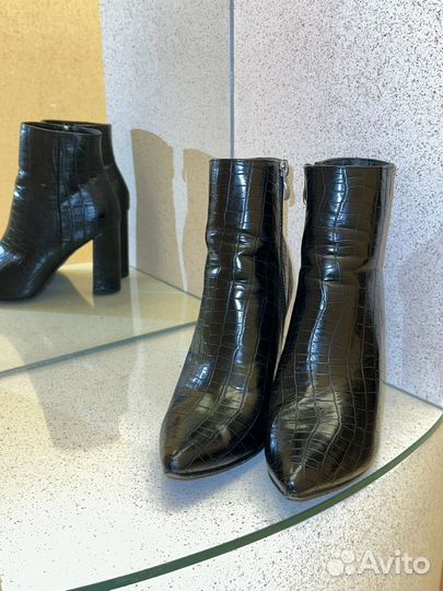 Остроносые ботильоны на массивном каблуке