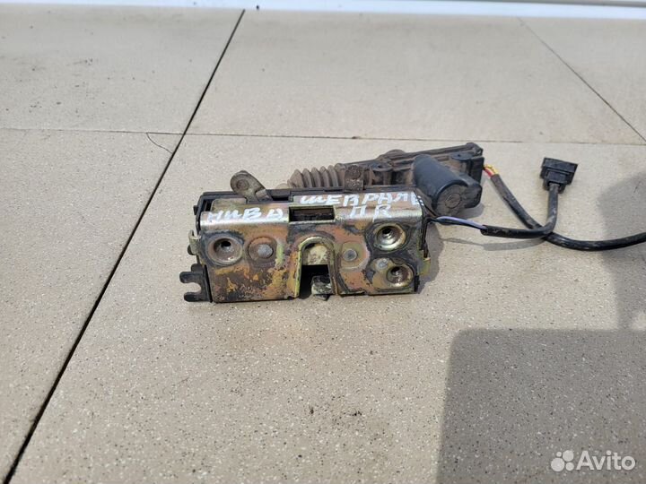 Замок двери передний правый Chevrolet Нива