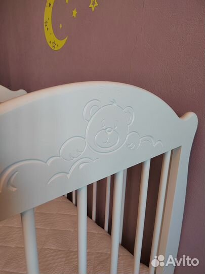 Детская кроватка с маятником и ящиком