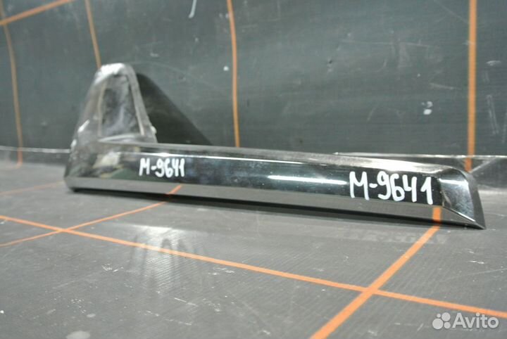 Накладка на фару правую - Toyota Land Cruiser 20