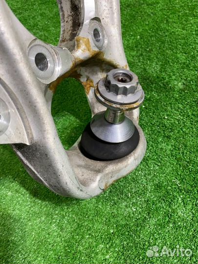 Кулак поворотный передний левый Mercedes-Benz Gls