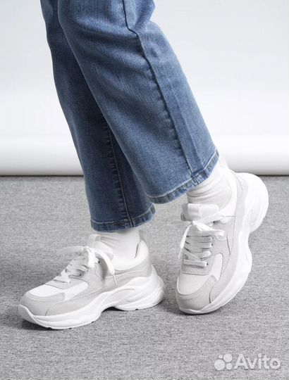 Кроссовки женские