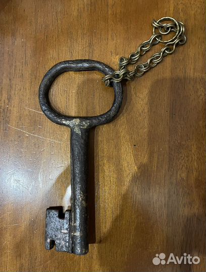 Старинный амбарный ключ