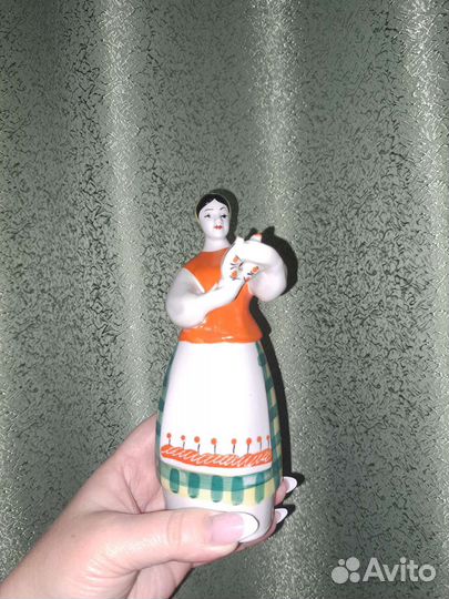 Фарфоровая статуэтка СССР девушка с куманцом