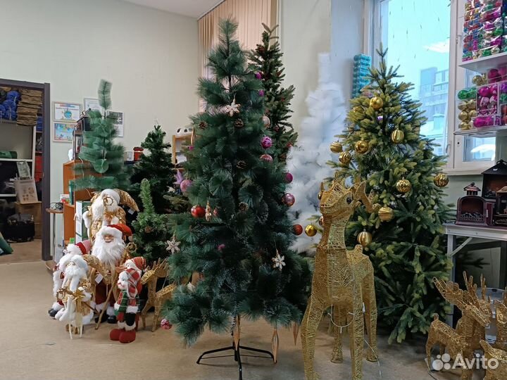 Сосна заснеженная новогодняя