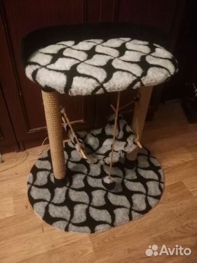 Лежанка для кошек с когтеточкой