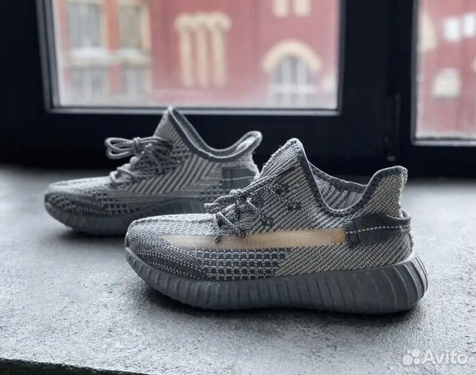 Кроссовки adidas изики 42