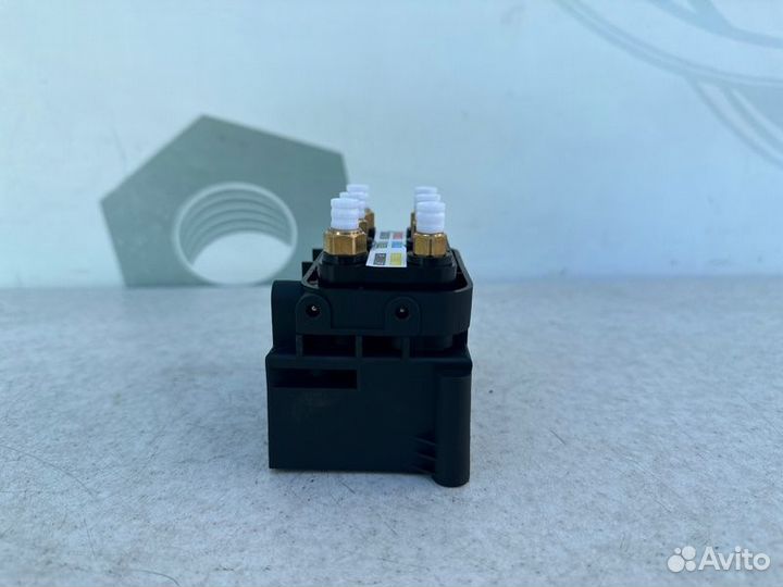 Блок клапанов пневмоподвески Mercedes Glc X253