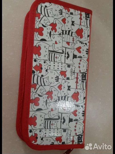 Красный пенал с кошками и сердечками