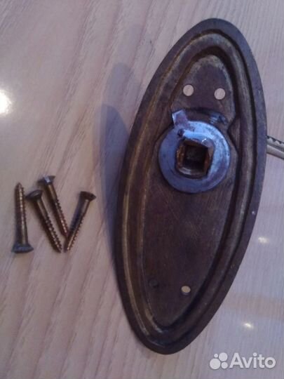 Бронзовая красивая ручка на дверь