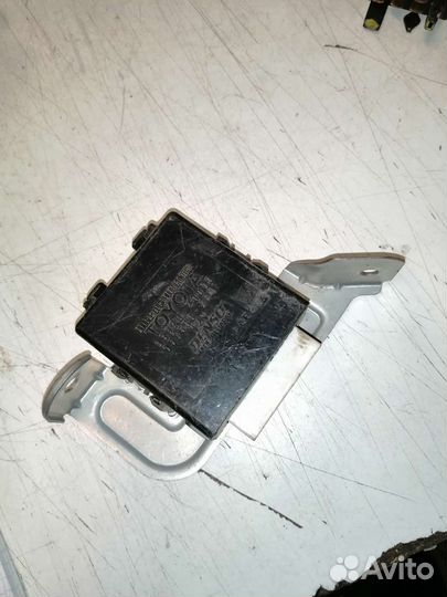 Блок электронный Toyota Avensis l