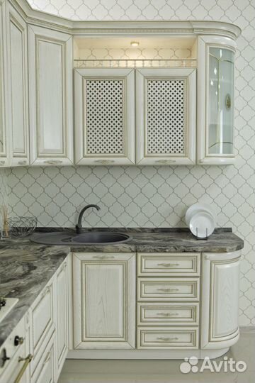 Кухонный гарнитур массив с витрины