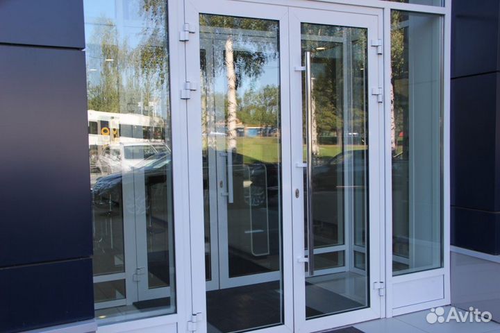 Дверь алюминиевая