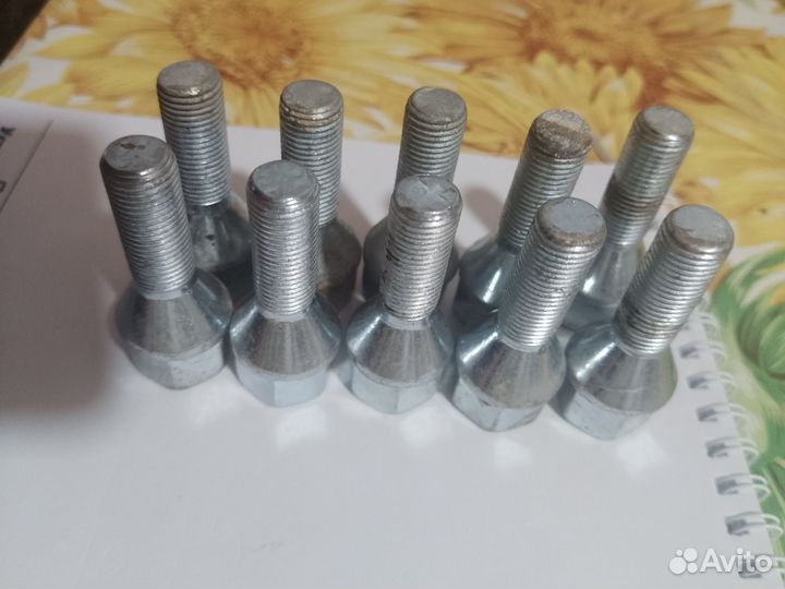 Болт, крепления колеса