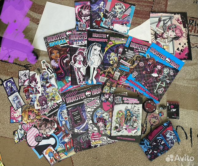 Журналы, книги с наклейками Монстр хай