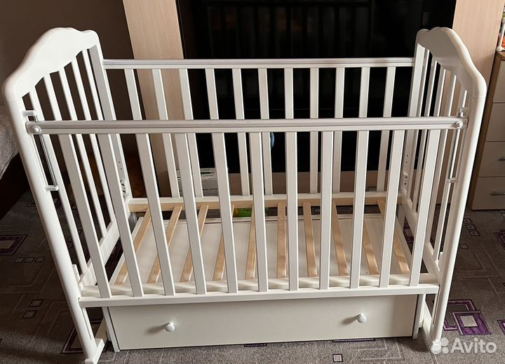 Детская кроватка с маятником и ящиком